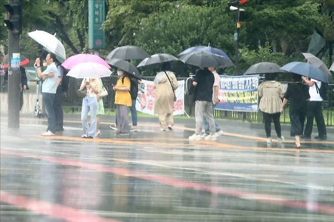 서울 세종대로 광화문광장에서 우산을 쓴 시민들이 발걸음을 재촉하고 있다. ⓒ데일리안 홍금표 기자