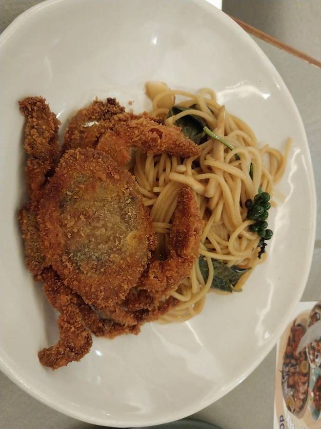 끄라비 아오낭 비치의 명소 '리브 비치 클럽'에서 주문한 파스타 요리.