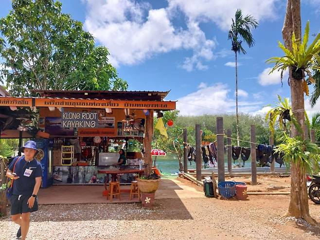 카약을 즐길 수 있는 클롱룻.