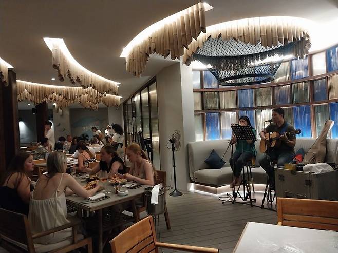 라이브 뮤직을 들을 수 있는 리브 비치 클럽 내부 모습.