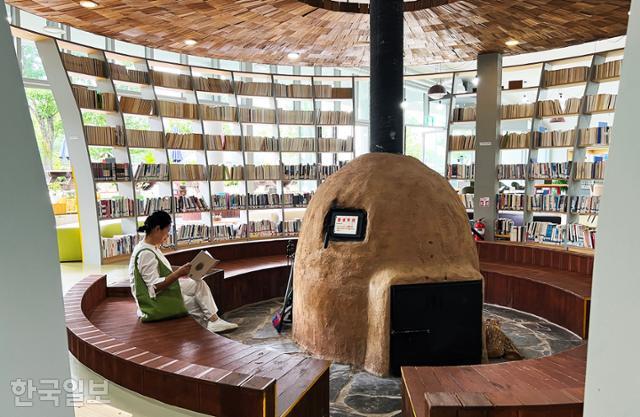 효석달빛언덕의 카페 내부는 작은 도서관처럼 꾸며져 있다.