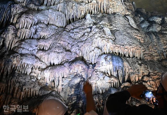 광천선굴 내부에선 억겁의 시간 동안 형성된 다양한 석회암 지질을 볼 수 있다.