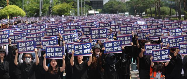 26일 전국에서 모인 교사들이 서울 영등포구 국회 앞에서 서이초 교사 사망 사건 진상규명 및 아동학대 관련법 즉각 개정 촉구 6차 집회를 하고 있다. 뉴시스