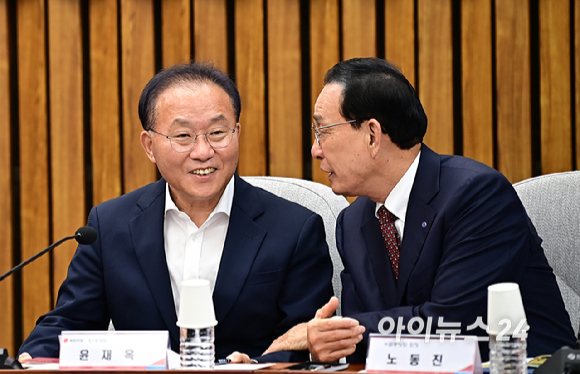 윤재옥 국민의힘 원내대표와, 노동진 수협중앙회 회장이 30일 오전 서울 여의도 국회에서 열린 수산물 소비 활성화를 위한 수협-급식업체 간 상생협력 협약식에서 대화를 하고 있다. [사진=곽영래 기자]