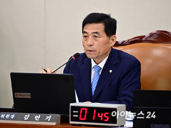 김민기 국회 국토교통위원장이 30일 오전 서울 여의도 국회에서 열린 국토교통위원회 전체회의에서 발언하고 있다. [사진=곽영래 기자]