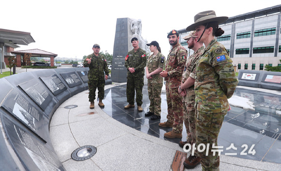 강현욱 캐나다 해군 소령이 30일 경기도 평택시 유엔사령부에서 진행된 유엔사 증원군 인터뷰에 참여, 각국 증원군들에게 설명을 해주고 있다. [사진=공동취재단]