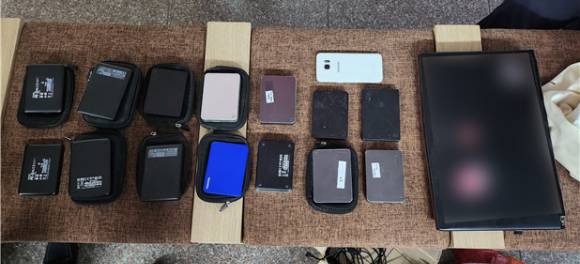 여자 연예인 얼굴을 합성한 음란물을 만들어 '텔레그램' 등에 유포한 30대 유학생이 미국에서 검거됐다. 사진은 증거물로 확보한 A씨 노트북과 외장하드. [사진=제주경찰청]