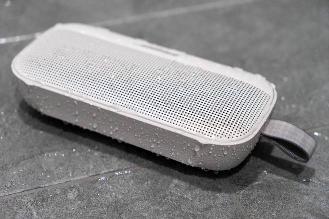 휴대용이라면 방수 기능도 꼼꼼히 따져봐야 한다. 특히 IPX 등급의 경우 먼지가 유입될 수 있으니 IP67~68 등급을 고르는 게 좋다 / 출처=IT동아