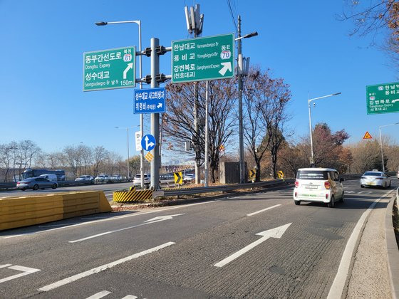 지난해 12월 13일, 서울 성동구 한강사업본부 정문 앞. 성수대교사고희생자위령비를 도보로 찾아가기 위해선 차선 옆 갓길로 수백미터를 걸어야한다. 석경민 기자