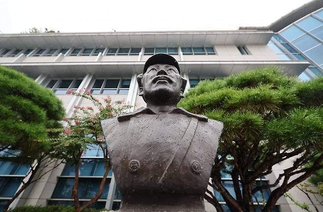 국방부가 육군사관학교 교내뿐 아니라 국방부 청사 앞에 설치된 고(故) 홍범도 장군 흉상에 대해서도 필요시 이전을 검토하고 있다고 밝힌 28일 서울 용산구 국방부 청사 앞에 설치된 고 홍범도 장군 흉상 모습. 사진=연합뉴스