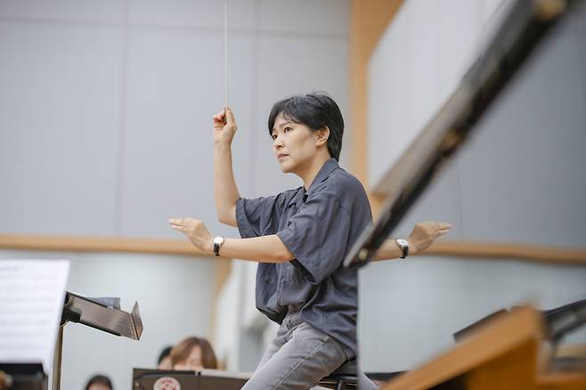 Conductor Year Ja-kyung conducts in a rehearsal for "Discovery" with the National Orchestra of Korea. (National Theater of Korea)