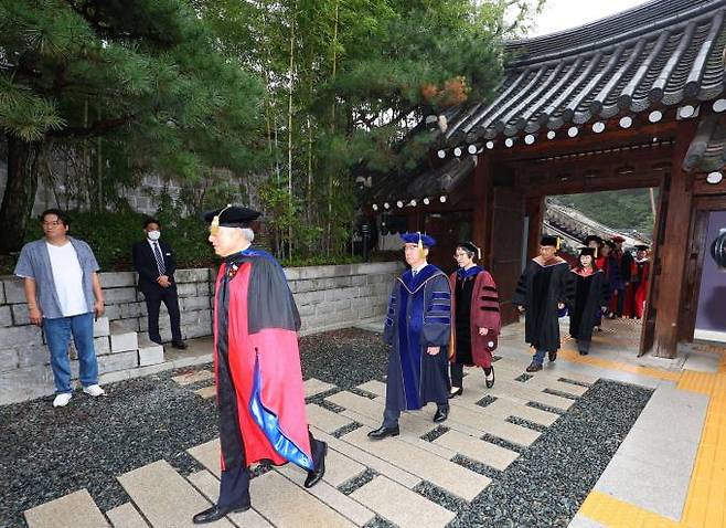 30일 오전 서울 종로구 태재대학교 대학본부에서 열린 1기 신입생 입학식에 앞서 염재호 총장과 교수들이 행사 건물로 입장하고 있다.