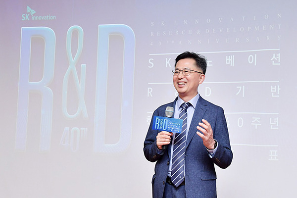 Professor Song Jae-yong from Seoul National University presents his analysis at an analysis conference on SK innovation Co.’s 40-year history of R&D management held at SK Seorin Building in Seoul, on Aug. 28. [Courtesy of SK innovation]