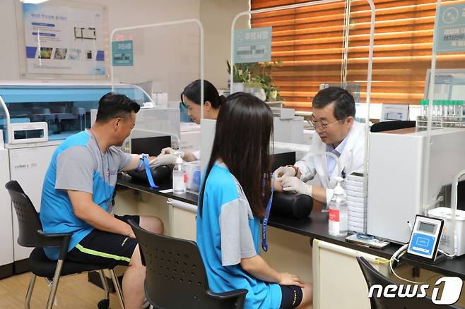 (서울=뉴스1) = 군특성화고등학교 교사와 국방부 관계자가 5일 서울 영등포구 서울지방병무청에서 병무정책 이해도 제고를 위해 진행된 병역판정검사 전 과정 체험에서 채혈을 하고 있다. (병무청 제공) 2023.7.5/뉴스1  Copyright (C) 뉴스1. All rights reserved. 무단 전재 및 재배포 금지.