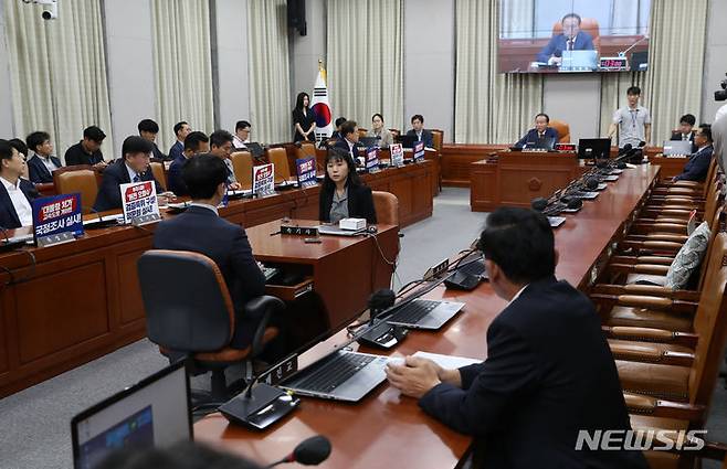 [서울=뉴시스] 이영환 기자 = 윤재옥 국회 운영위원장이 지난달 14일 오전 서울 여의도 국회에서 열린 전체회의에서 발언을 하고 있다. 2023.07.14. 20hwan@newsis.com