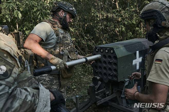 [바흐무트=AP/뉴시스] 우크라이나군이 남부 축에 군대를 집중투입하도록 훈수하는 것은 잘못이라고 전 미 육군참모차장이 주장했다. 사진은 지난 20일(현지 시간) 우크라이나 도네츠크주 바흐무트 인근 전선에서  우크라이나 28여단 소속 군인들이 미니 다연장로켓 시스템 발사 준비를 하는 모습. 2023.08.30.