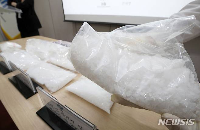 [인천=뉴시스] 조성우 기자 = 30일 오전 인천 미추홀구 인천지방검찰청에서 열린 검찰, 인천공항본부세관 마약 적발 합동수사 관련 브리핑에서 검찰 직원이 압수한 마약류를 공개하고 있다. 2023.08.30. xconfind@newsis.com