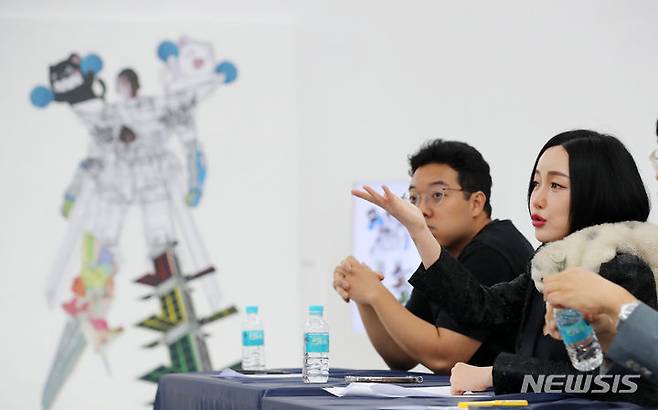 [서울=뉴시스] 김명년 기자 = 팝아티스트 낸시랭이 30일 오전 서울 강남구 아트버디 갤러리에서 개인전 '버블코코 스페이스 아트(Bubble Coco SPACE ART)' 기자간담회에서 질문에 답하고 있다. 2023.08.30. kmn@newsis.com