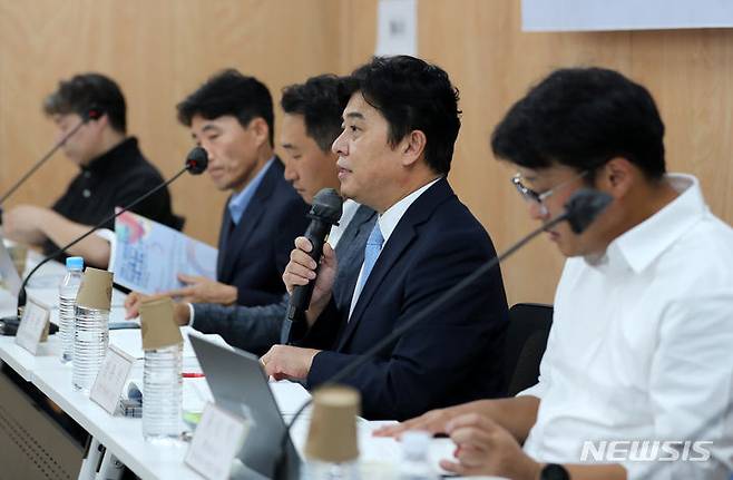 [서울=뉴시스] 김명년 기자 = 30일 오후 서울 서초구 민주사회를위한변호사모임 대회의실에서 열린 '김명수 대법원장 시기의 사법부 평가와 향후 방향 모색을 위한 토론회'에서 장유식 민변 사법센터 소장이 발언을 하고 있다. 2023.08.30. kmn@newsis.com