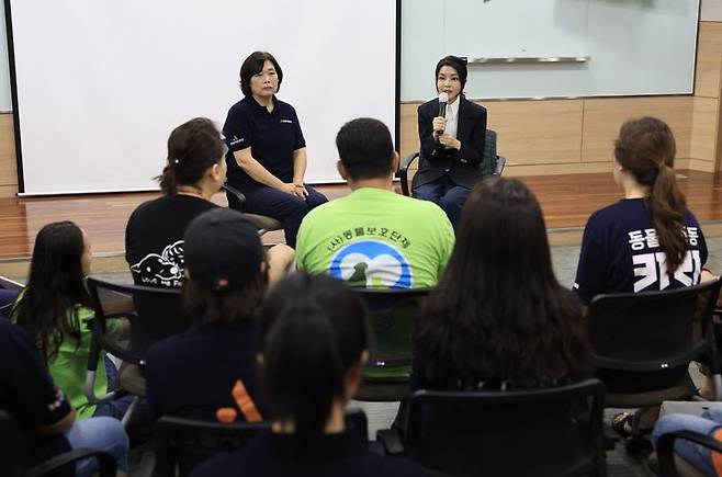 [서울=뉴시스] 윤석열 대통령 부인 김건희 여사가 30일 서울 중구 프레스센터에서 열린 개식용 종식 촉구 기자회견을 마친 뒤 참석자들과 대화하고 있다. (사진=대통령실 제공) 2023.08.30. photo@newsis.com *재판매 및 DB 금지