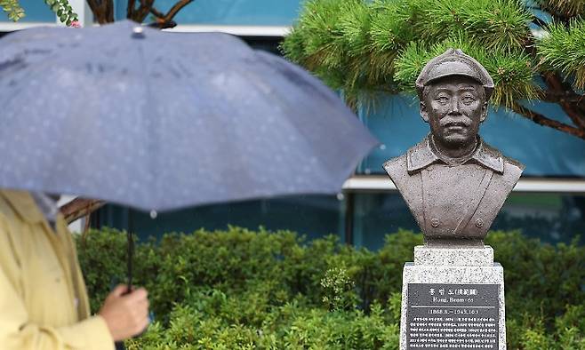 서울 용산구 국방부 청사 앞에 설치된 고 홍범도 장군 흉상 모습.  연합뉴스