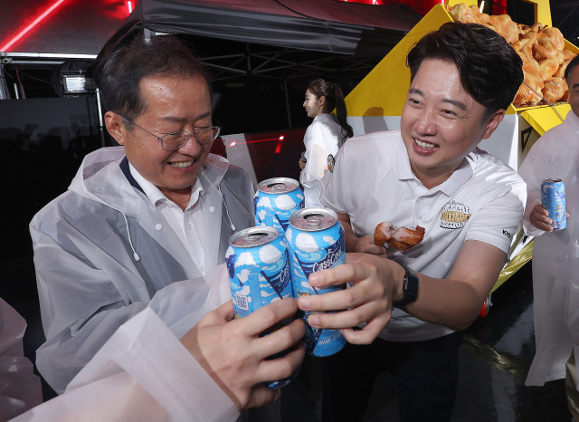 ▲국민의힘 이준석 전 대표와 홍준표 대구시장이 30일 대구 달서구 두류야구장에서 개막한 '2023 대구치맥페스티벌' 개막식에 참석하고 있다. ⓒ연합뉴스