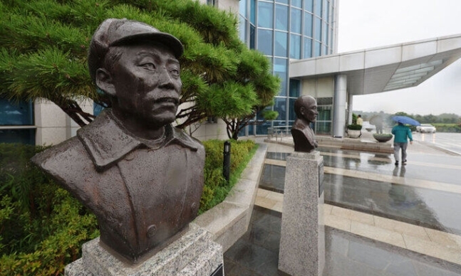 28일 서울 용산구 국방부 청사 앞에 설치된 고 홍범도 장군 흉상 모습. 연합뉴스