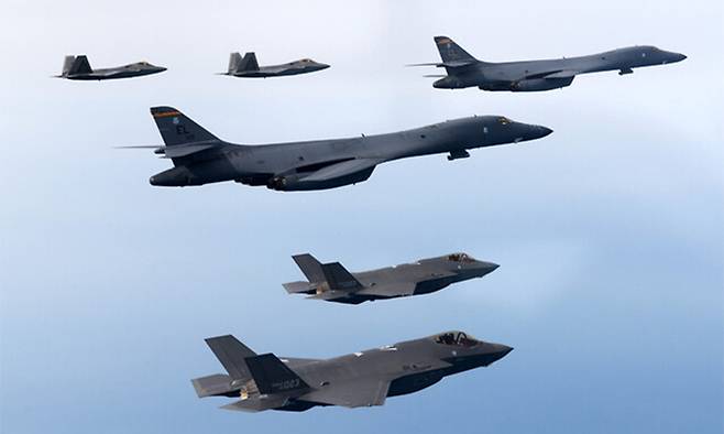 한국 공군 F-35A 전투기와 미 공군 B-1B 전략폭격기 및 F-22·F-35B 전투기 등이 비행하는 모습. 국방부 제공