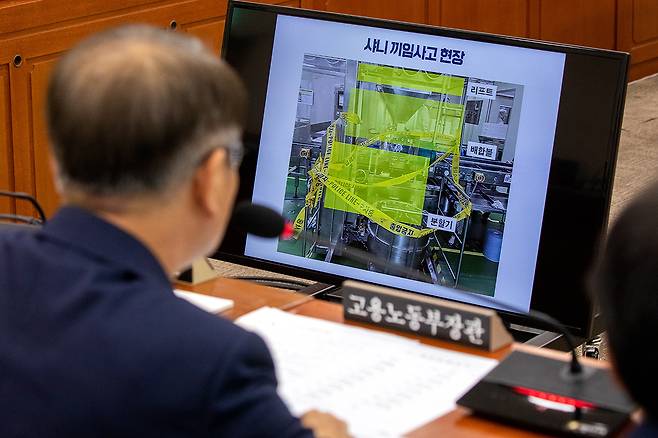 8월17일 오전 국회에서 열린 환경노동위원회 전체회의에서 이정식 고용노동부 장관이 SPC 샤니 공장 끼임 사고 현장 사진을 보고 있다. ⓒ시사IN 신선영