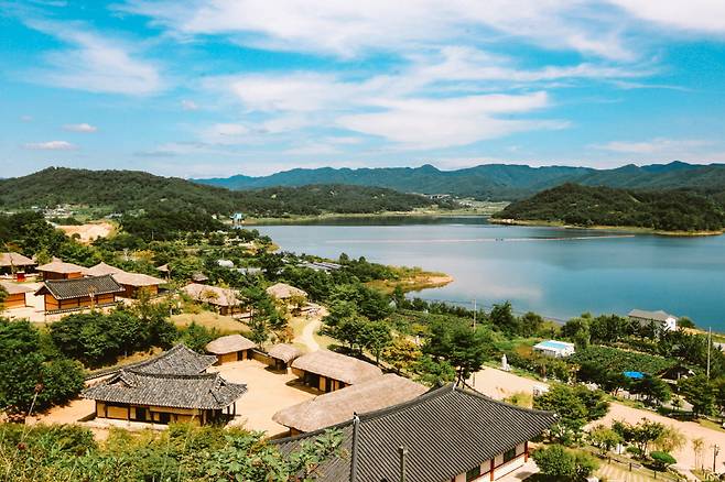 청주는 내륙이지만 호수라는 큰물을 품고 있다. 문의문화재단지에서 본 대청호. 어째 바다 비슷하쥬?