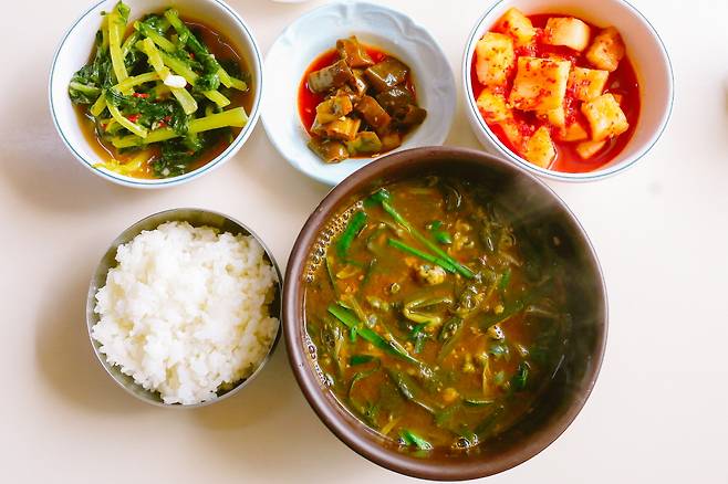 다슬기(올갱이)는 충북의 상징 식재료다. 해장에도 좋구 뭐 이상하진 않어유