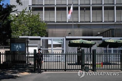 주중 일본대사관 경비하는 공안·보안 요원 [AFP 연합뉴스 자료사진]