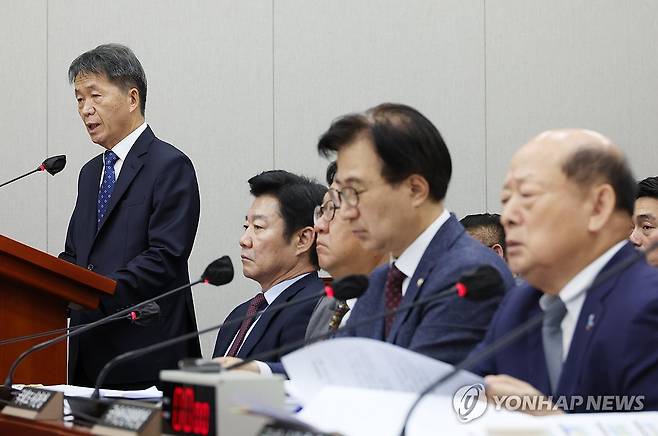 답변하는 인권위 군인권보호관 (서울=연합뉴스) 신준희 기자 = 30일 국회에서 열린 운영위원회 전체회의에서 김용원 국가인권위 군인권보호관이 의원 질의에 답하고 있다. 맨 오른쪽은 송두환 국가인권위원장. 2023.8.30 hama@yna.co.kr