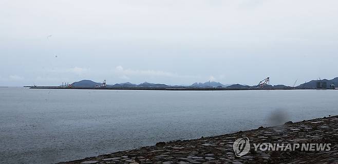 흐린 새만금 신항만 공사 현장 (군산=연합뉴스) 최영수 기자 = 30일 흐리고 비가 내리는 가운데 전북 군산시 신시도 새만금 신항만 공사가 한창이다. 2023.8.30 kan@yna.co.kr