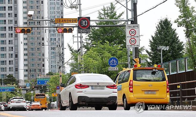 내달부터 스쿨존도 밤에는 시속 50㎞까지 가능 (서울=연합뉴스) 김인철 기자 = 경찰청이 다음 달 1일부터 스쿨존 속도제한을 시간대별로 달리 적용한다고 밝힌 29일 서울 성북구 광운초등학교 앞 도로에 가변속도제한구역 안내 표지판이 설치돼 있다.
    다음 달 1일부터 보행자가 적은 밤 시간대에는 어린이보호구역(스쿨존)에서도 최대 시속 50㎞까지 운전할 수 있게 된다. 반대로 현재 제한속도가 시속 50㎞인 스쿨존에서는 등·하교 시간 시속 30㎞로 규제가 강화된다. 2023.8.29 yatoya@yna.co.kr