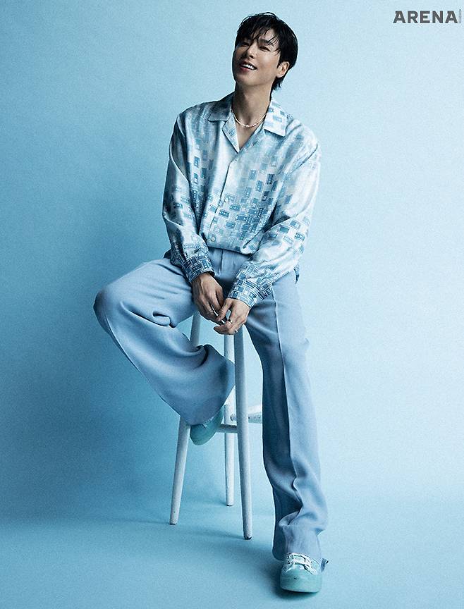 셔츠·팬츠 모두 아미리, 신발 컨버스, 목걸이 코디시아르, 반지 모두 마씨에르 제품.