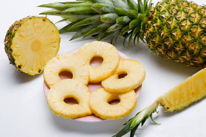 변비는 식단과 생활습관을 개선하고 변비에 효과적인 섬유질 과일을 섭취하면 좋아질 수 있다. [사진=클립아트코리아]