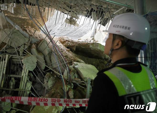 국토안전관리원 관계자가 5월2일 인천시 서구 검단의 한 아파트 지하주차장 슬래브 붕괴 현장을 살피고 있다. 2023.5.2/뉴스1 ⓒ News1 정진욱 기자