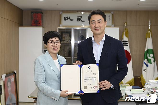 대구 달성군 관계자들이 '2023년 대한민국 국토대전' 국토부장관상을 놓고 기념 촬영하고 있다.(대구 달성군 제공)