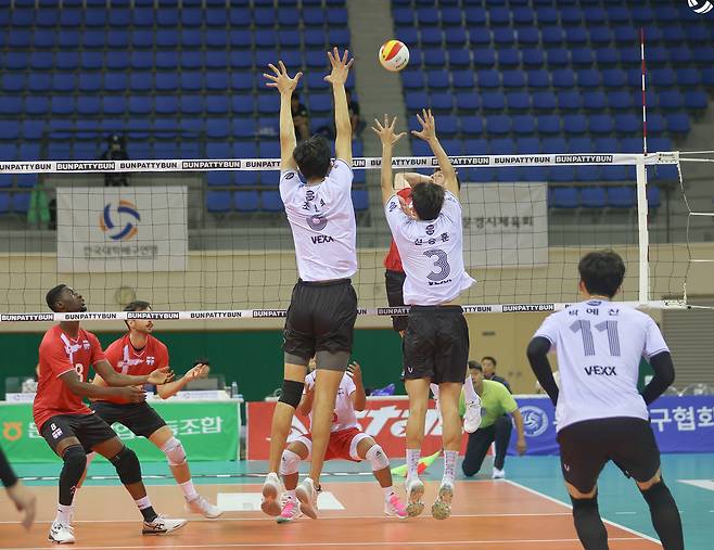 한국 대학프로선발팀이 베트남을 꺾고 문경 국제대회 정상에 올랐다. (한국대학배구연맹 제공)