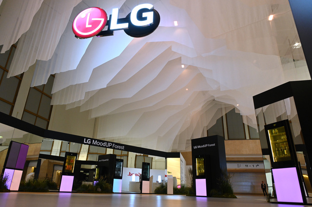 LG전자 현지시간 1일부터 5일간 독일 베를린에서 열리는 유럽 최대 가전전시회 'IFA 2023'에 참가한다. 사진은 유럽 라이프스타일에 맞춘 상냉장 하냉동 2도어 무드업 냉장고 신제품이 전시된 'LG 무드업 포레스트' 전경. /LG전자