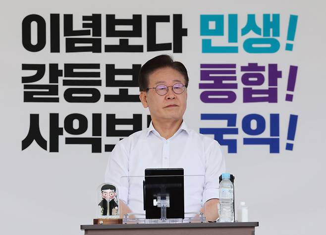 이재명 더불어민주당 대표가 31일 오후 서울 여의도 국회 본청 앞에서 단식을 하고 있다. 이날 이 대표는 당대표 취임 1주년 기자간담회에서 "윤석열 정권은 헌정질서와 민주주의를 파괴하고 국민을 향해 전쟁을 선포했다"며, "사즉생 각오로 민주주의 파괴를 막아내겠다. 마지막 수단으로 오늘부터 무기한 단식을 시작한다"고 밝혔다. /뉴스1