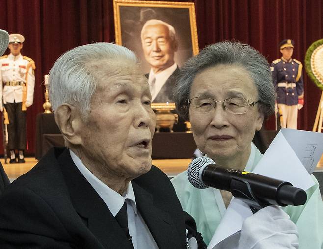 지난 7월 19일 서울 동작구 국립서울현충원 현충관에서 열린 이승만 전 대통령 서거 58주기 추모식에서 양아들 이인수 박사와 며느리 조혜자 여사가 참석자들에게 인사말을 하고 있다. /박상훈 기자