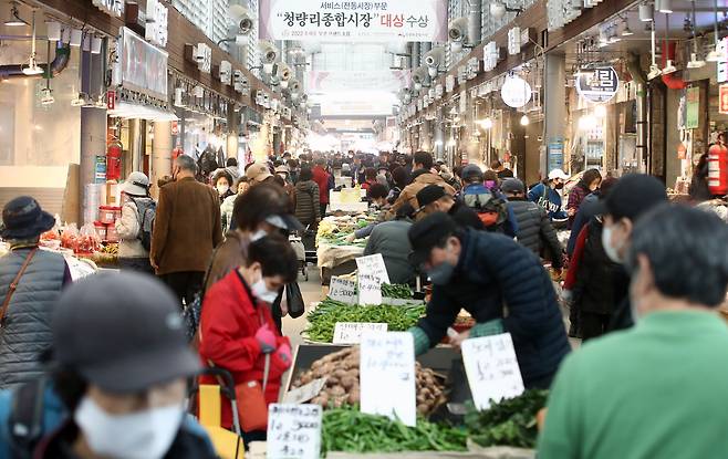 서울 동대문구 경동시장이 시민들로 북적이고 있다. /뉴스1