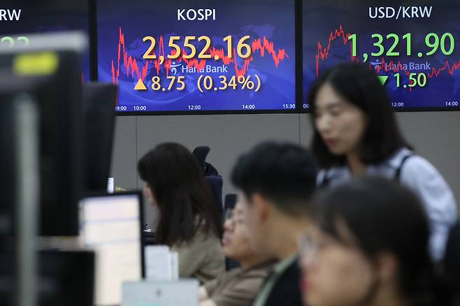 서울 중구 하나은행 딜링룸에 종가가 표시되고 있다./뉴스1