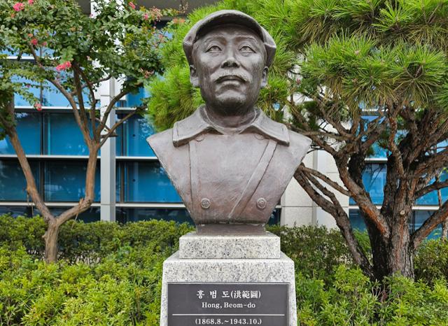 28일 서울 용산구 국방부 청사 앞에 설치된 고 홍범도 장군 흉상 모습. 뉴시스