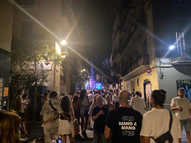 17일 밤 바르셀로나 그라시아 거리. 관광객들은 밤을 잊은 채 흥겨움을 즐겼지만 주민들은 소음과 쓰레기 문제로 골머리를 앓았다. 송주용 기자