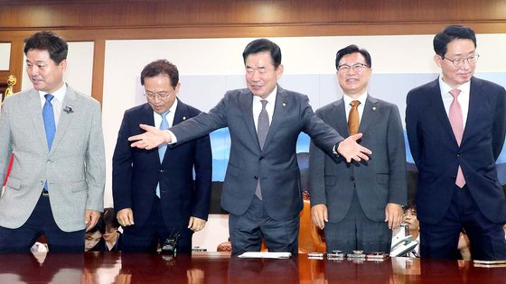 김진표 국회의장이 지난 7월 3일 오전 서울 여의도 국회에서 열린 '선거제 개편 협의체 발족식'에서 국민의힘·더불어민주당 원내수석부대표· 정치개혁특별위원회 간사와 기념촬영을 마치고 자리를 안내하고 있다. 왼쪽부터 김영배 더불어민주당 정개특위 간사, 송기헌 원내수석, 김 의장, 이양수 국민의힘 원내수석, 김상훈 정개특위 간사. 뉴스1