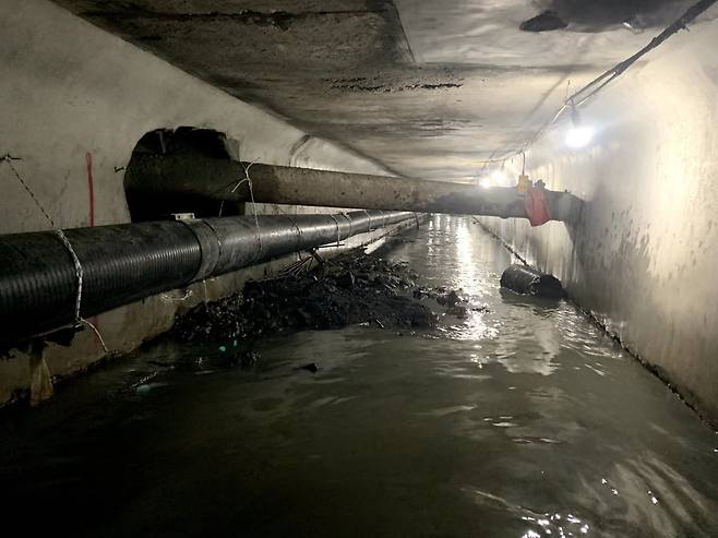 서울 강남구의 한 하수도에 퇴적물이 쌓여있는 모습.