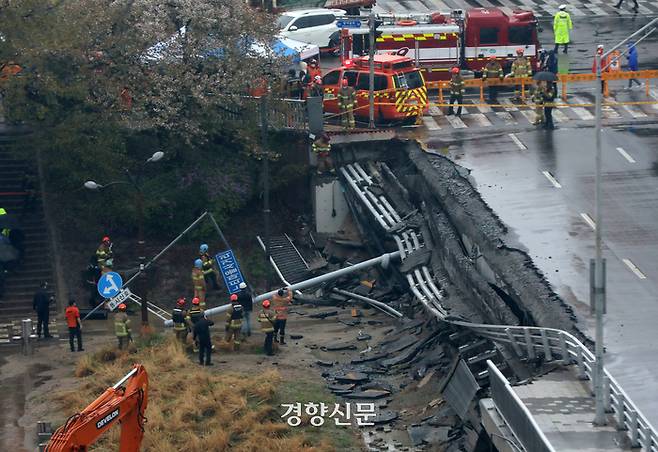 소방 관계자들이 지난 4월 5일 교량 양쪽에 설치된 보행로 중 한쪽 보행로가 갑자기 무너져 내리며 1명이 숨지고 1명이 다치는 사고가 발생한 경기 성남시 정자교 사고 현장을 살펴보고 있다. 권도현 기자